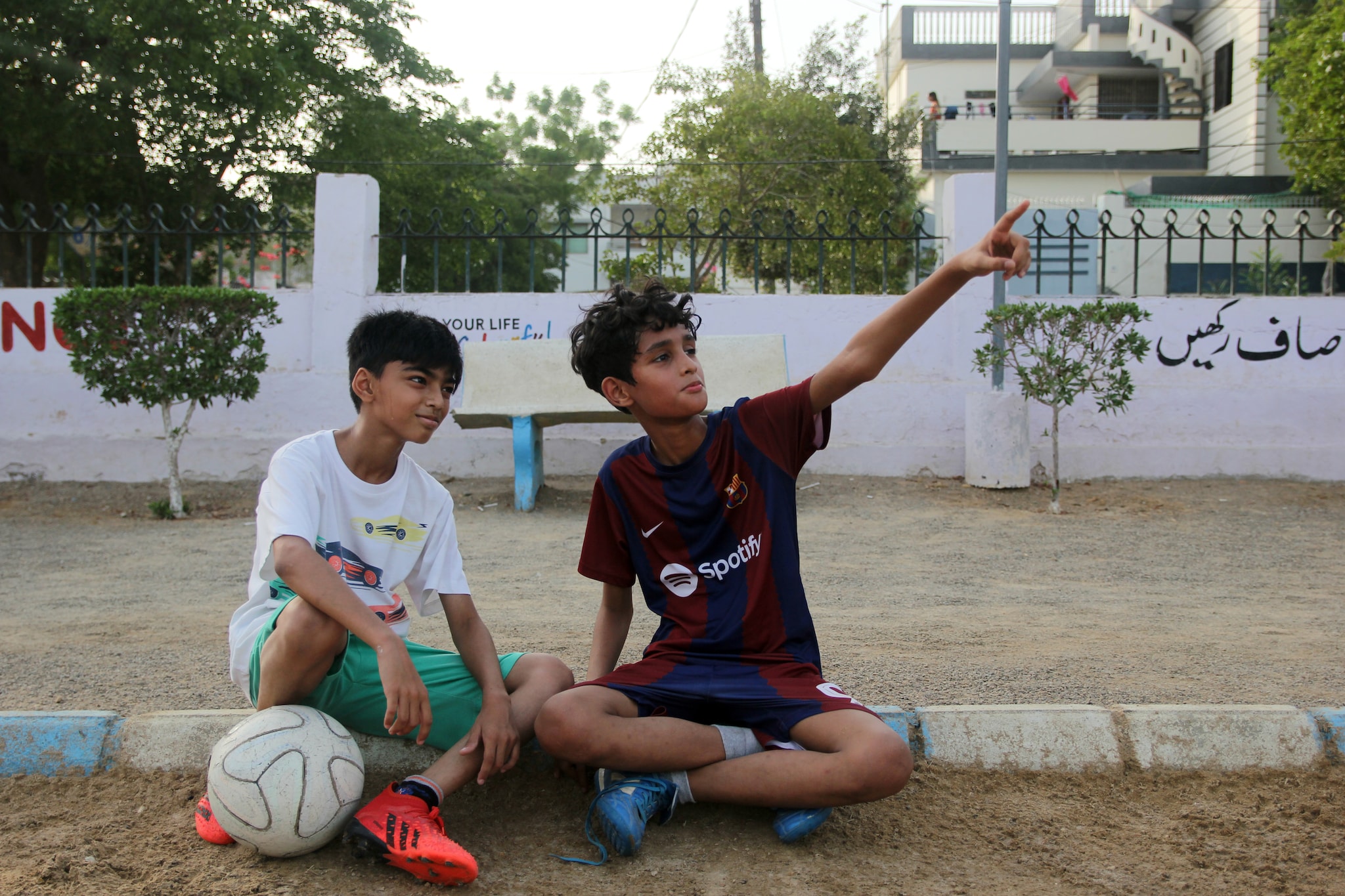 Muhammad (11) en Rakesh (10) uit Pakistan zijn beste vrienden: ‘Het ...