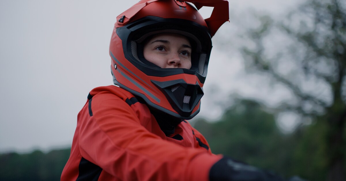 Wendy crosst door het beeld in tv-serie Flying Hummelo