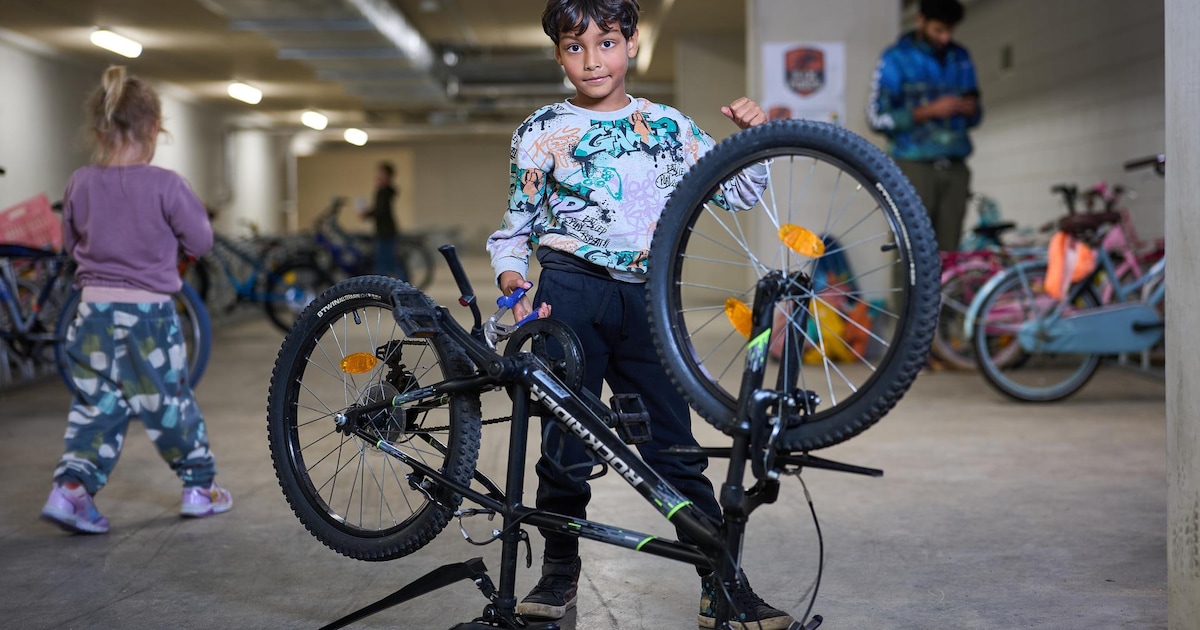 Mats (7) helpt andere kinderen met het repareren van hun fiets