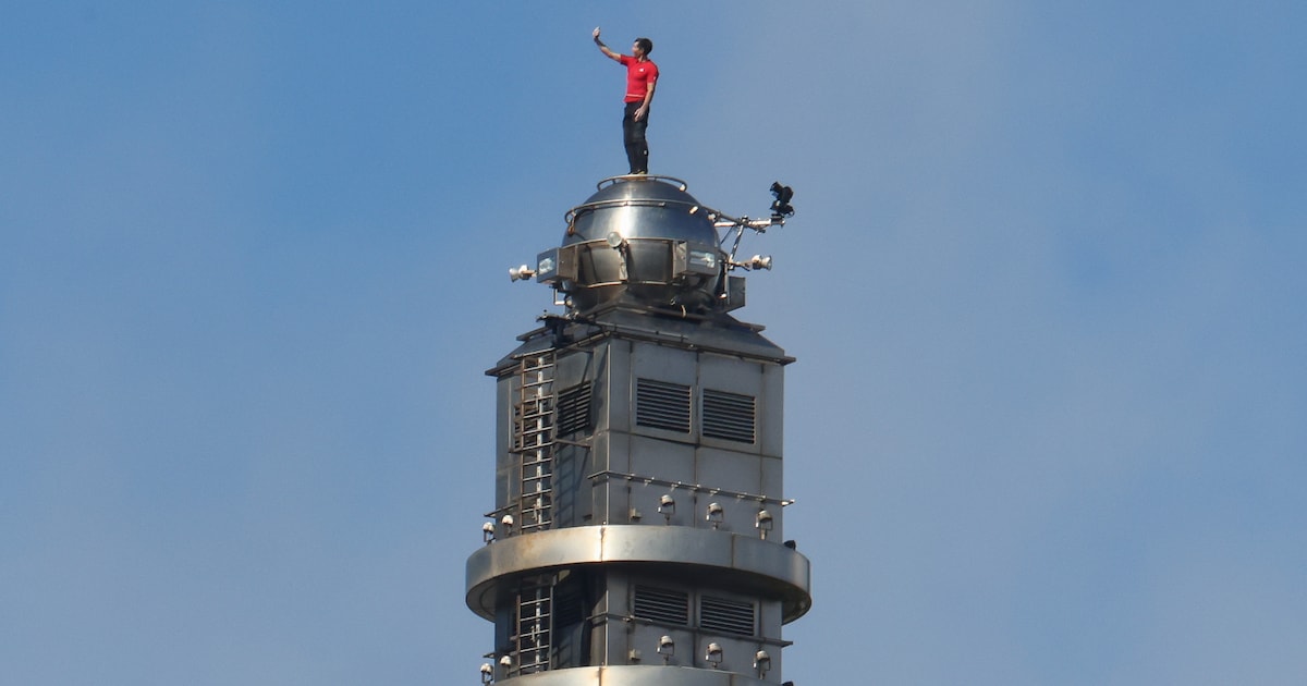 Man beklimt hoge wolkenkrabber zonder touwen