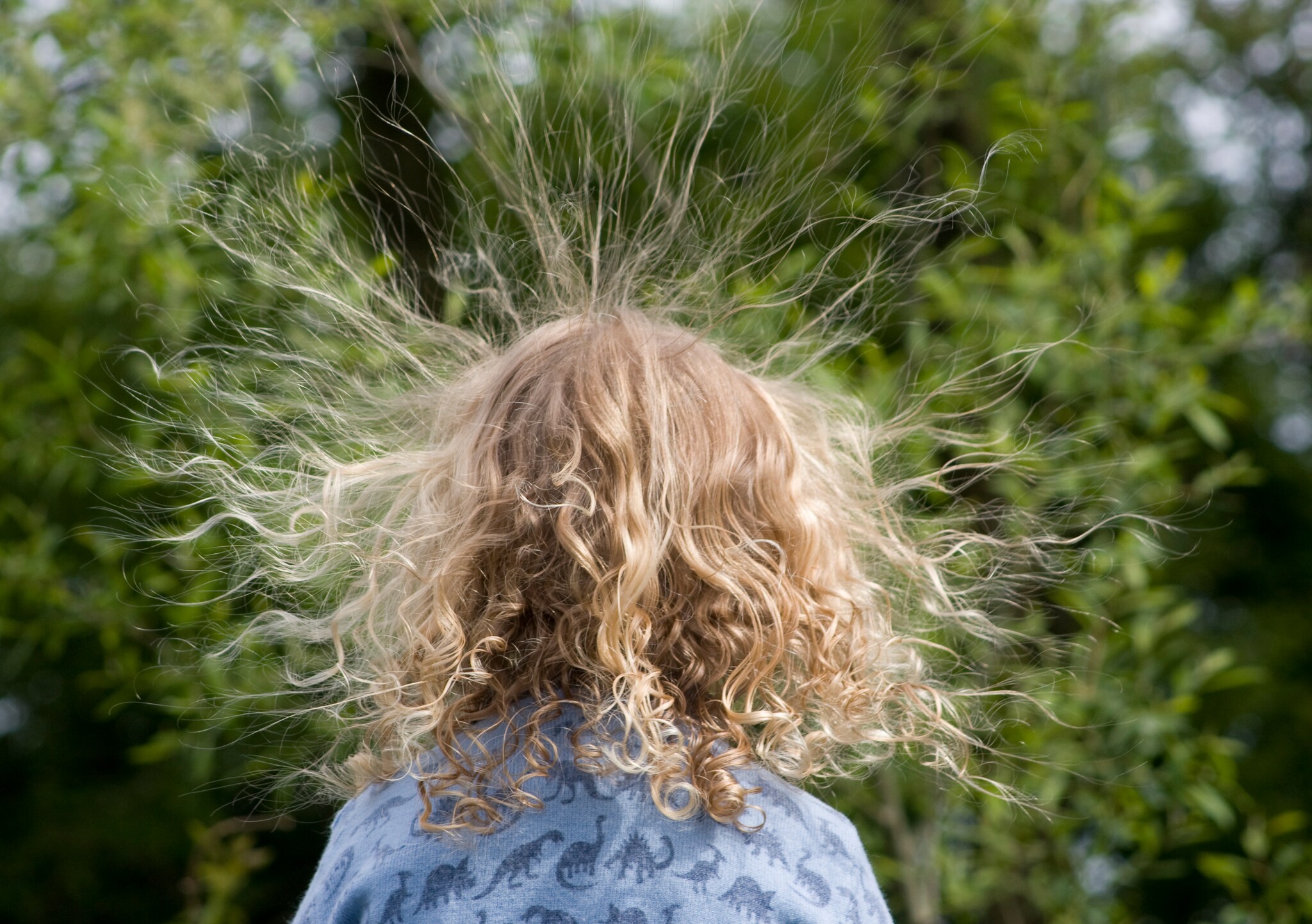 Winterse ongemakken: Dit kun je doen tegen statisch haar - Kidsweek