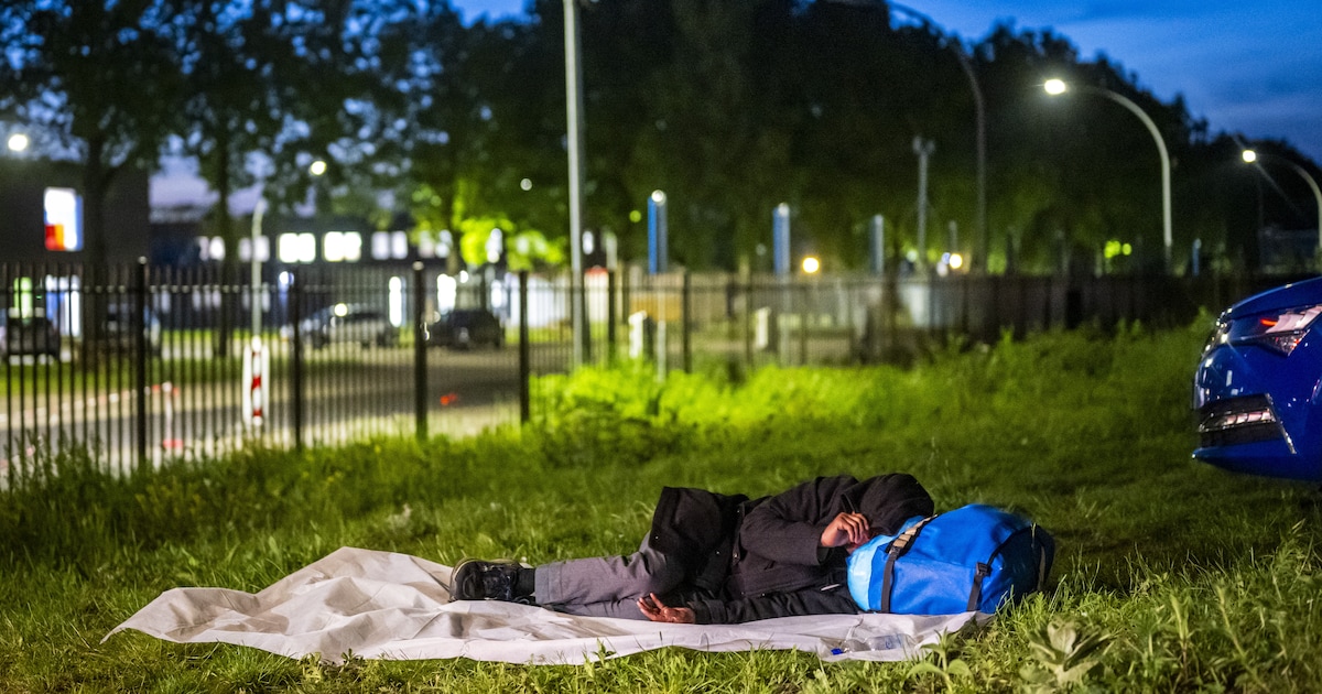 Drukte in opvangcentrum Ter Apel: asielzoekers moeten soms buiten slapen